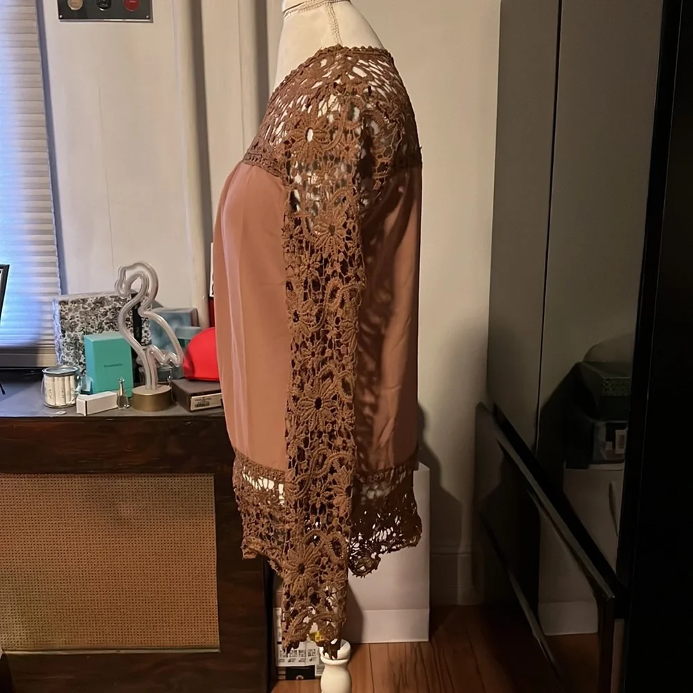 🆑FINAL PRICE‼️ Tan/brown lightweight blouse with lace sleeves and lace trim